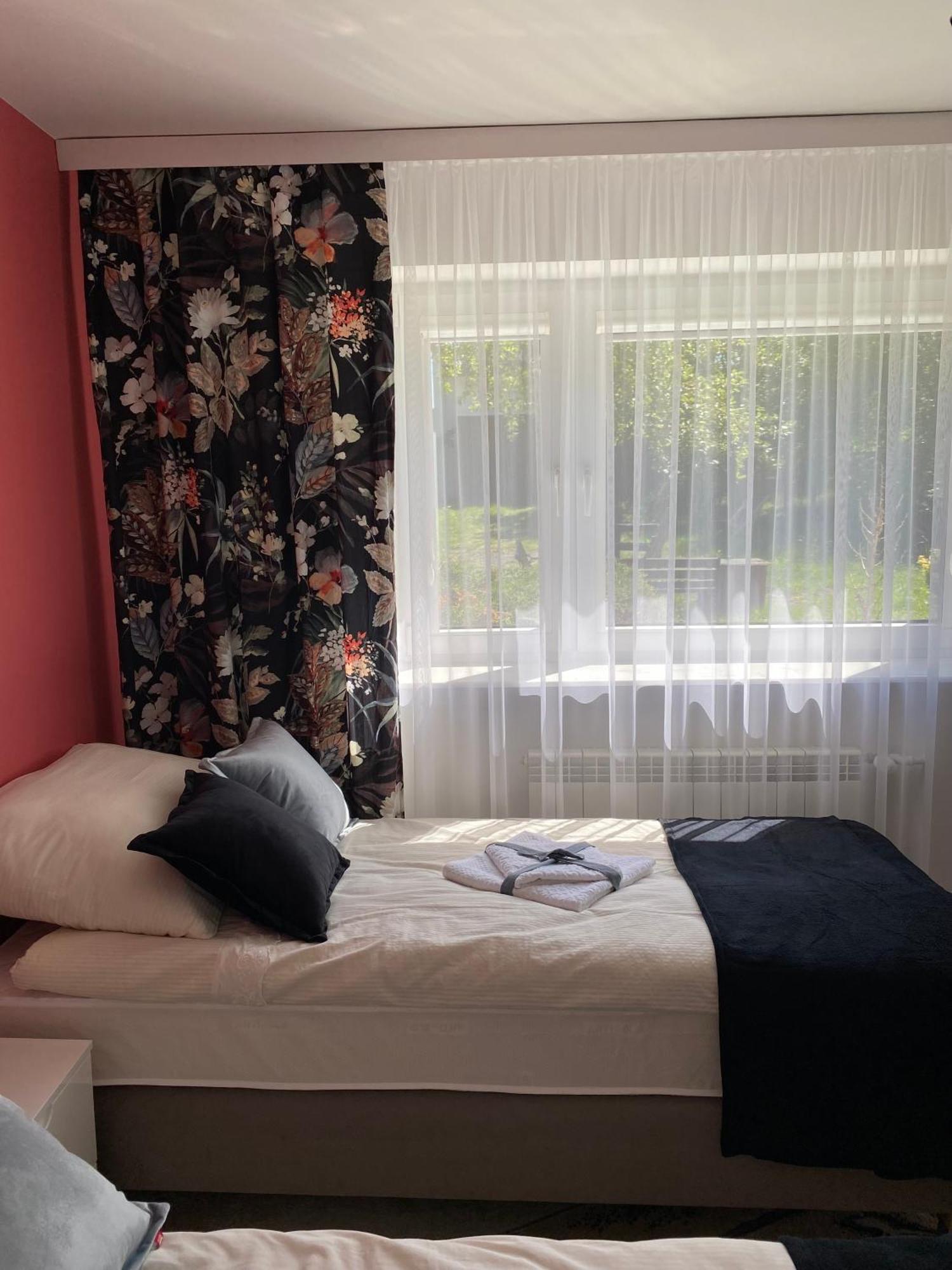 Przytulny Dom Pod Jabloniami Przy Targach Kielce Villa Bagian luar foto